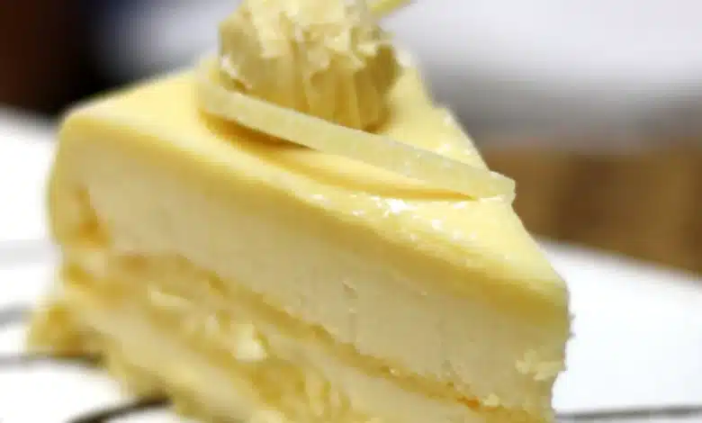 Ağlayan pasta tatlısı tarifi, bol çikolata soslu krem şantili ıslak pandispanya dilimi sunumu
