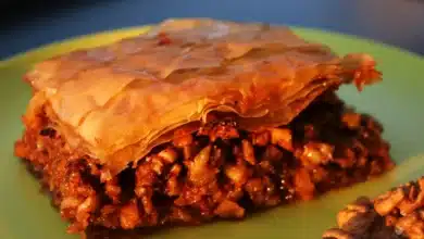 Cevizli ev baklavası tatlısı tarifi, çıtır çıtır 40 kat el açması cevizli bayram baklavası sunumu