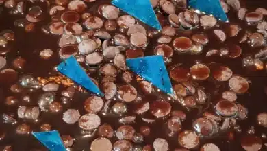 Çikolatalı puding tatlısı tarifi, ev yapımı ipeksi parlak çikolatalı puding kasesi sunumu