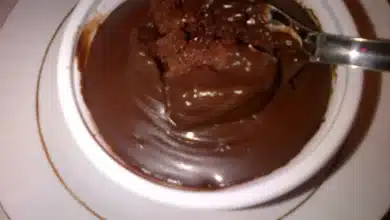 Gerçek pastane supangelesi tarifi, kek tabanlı ipeksi çikolatalı kupta tatlı sunumu