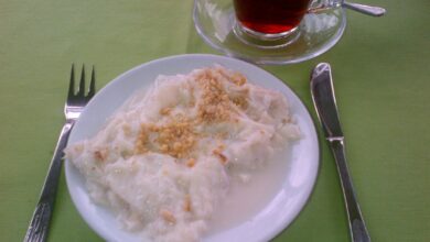 Güllaç tatlısı tarifi, nar taneli ve cevizli saray usulü hafif sütlü tatlı sunumu