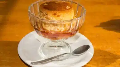 Krem karamel tatlısı tarifi, pürüzsüz fırında Fransız usulü altın sarısı karamel soslu tatlı sunumu