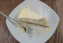 Limonlu pişmeyen cheesecake tatlısı tarifi, çatlamayan fırınsız tereyağlı bisküvi tabanlı cheesecake sunumu