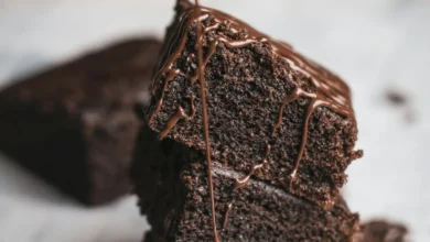 Şekersiz çikolatalı fit lava kek tarifi, fincanda pişen ortası erimiş bitter çikolatalı sıcak kek sunumu