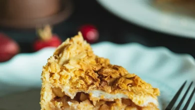 Şekersiz elmalı crumble tarifi, yulaflı çıtır kırıntılı fırında tarçınlı elma tatlısı sunumu