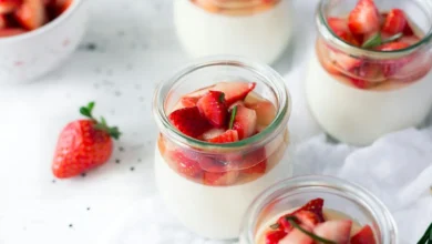 Şekersiz muzlu çilekli fit dondurma nice cream tarifi, dondurulmuş meyvelerden yapılan kremamsı katkısız dondurma sunumu