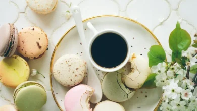 Şekersiz yaban mersinli fit muffin tarifi, yulaf unlu mor meyveli puf puf kabaran diyet kekler sunumu