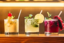 Şekersiz yoğurtlu orman meyveli dondurma barı tarifi, süzme yoğurtlu böğürtlenli ve fıstıklı kırma yoğurt bar sunumu