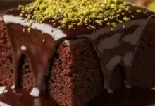 Sosu kaynatılan kakaolu ıslak kek tatlısı tarifi, brownie tadında bol çikolata soslu ıslak kek sunumu