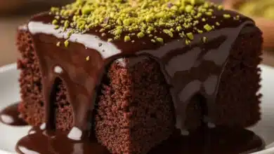 Sosu kaynatılan kakaolu ıslak kek tatlısı tarifi, brownie tadında bol çikolata soslu ıslak kek sunumu