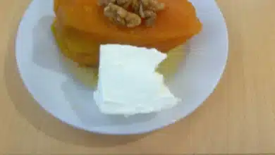 Tahinli kabak tatlısı tarifi, fırınlanmış bal kabağı üzerine çifte kavrulmuş tahin ve ceviz sunumu