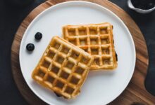 Tavada kolay çıtır waffle tarifi, makinesiz meyveli ve çikolatalı waffle sunumu