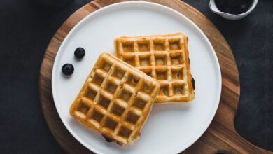 Tavada kolay çıtır waffle tarifi, makinesiz meyveli ve çikolatalı waffle sunumu